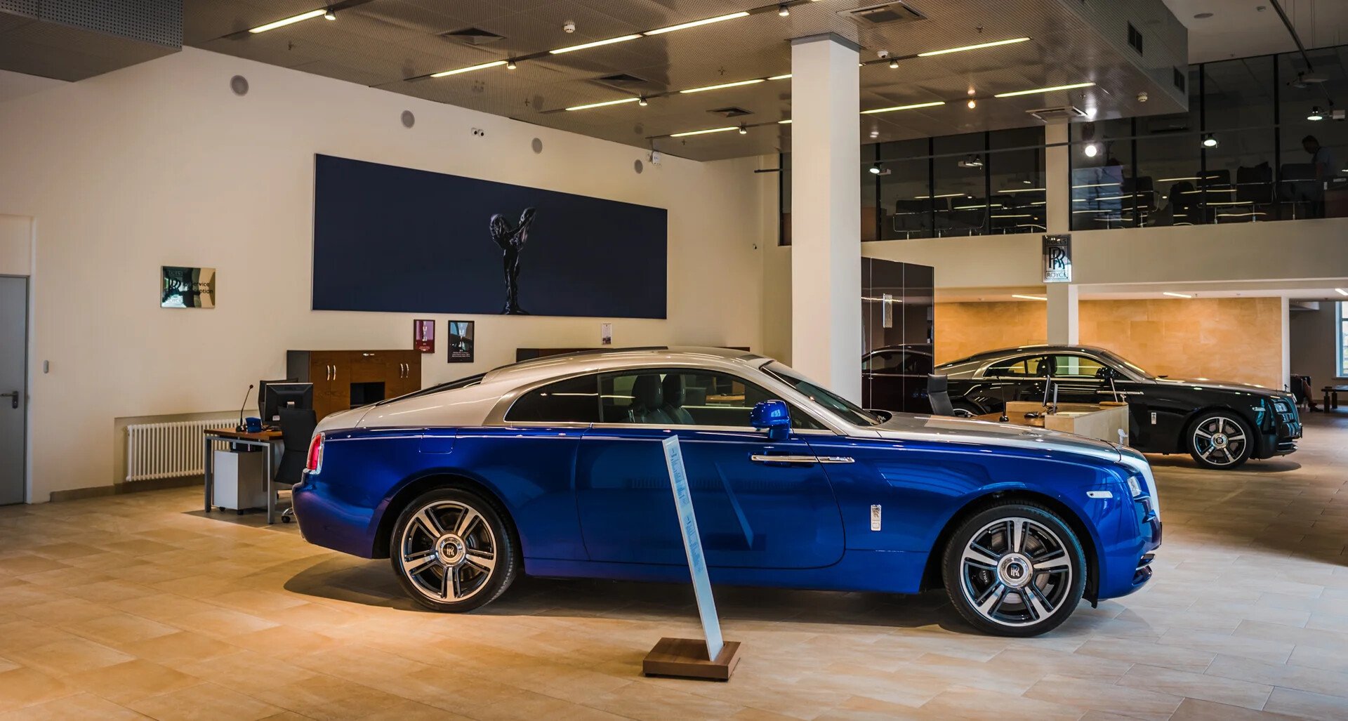 Автомобиль Rolls-Royce в зале автосалона «Авилон»