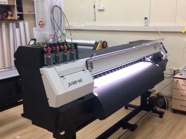 Широкоформатный рулонный принтер Mimaki в цехе