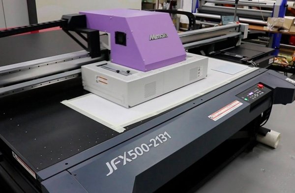 Планшетный УФ-принтер Mimaki JFX500 в цехе